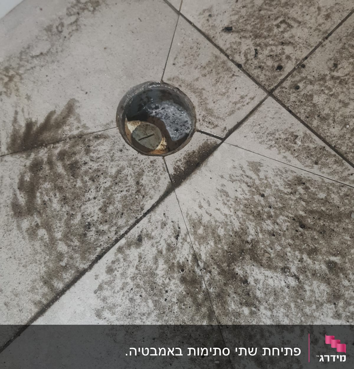 ניקוז רצפה מלוכלך עם מים עומדים
